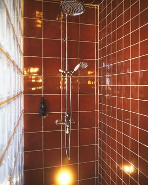Double Room | Bathroom | Shower, rainfall showerhead, designer toiletries, hair dryer - Hôtel Présent - 200m des Arènes de Arles - Encore Mieux (Arles)