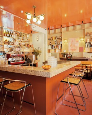 Breakfast, lunch and dinner served - Hôtel Présent - 200m des Arènes de Arles - Encore Mieux (Arles)