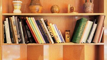 Ein Bücherregal aus Holz mit verschiedenen Büchern und Dekoration.