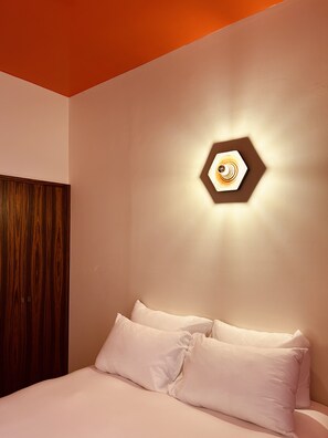 Double Room, Accessible, Ground Floor | Premium bedding, memory-foam beds, minibar, in-room safe - Hôtel Présent - 200m des Arènes de Arles - Encore Mieux (Arles)