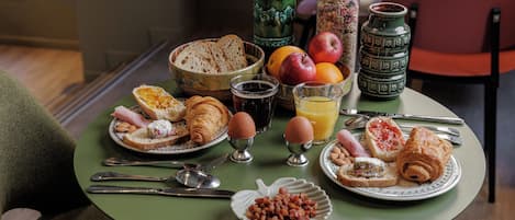 Petit déjeuner continental (13 EUR par personne)