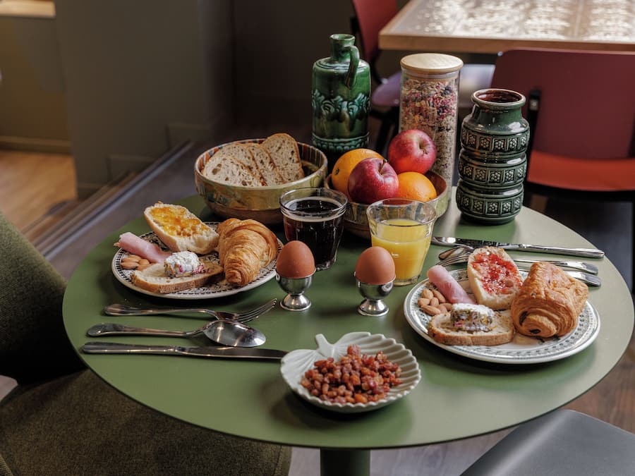 Petit déjeuner continental (13 EUR par personne)