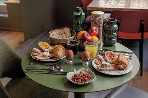 Desayuno continental diario (EUR 13 por persona)