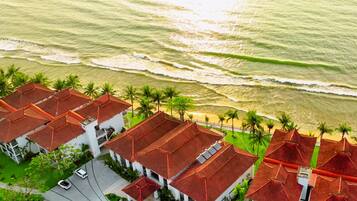 Vista frontal de la propiedad