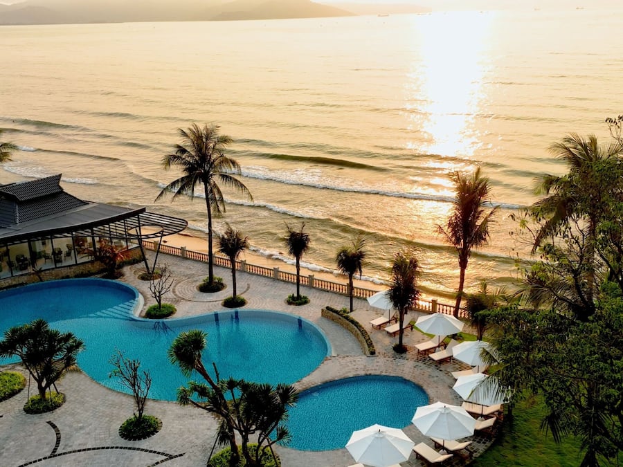 Una piscina al aire libre, tumbonas