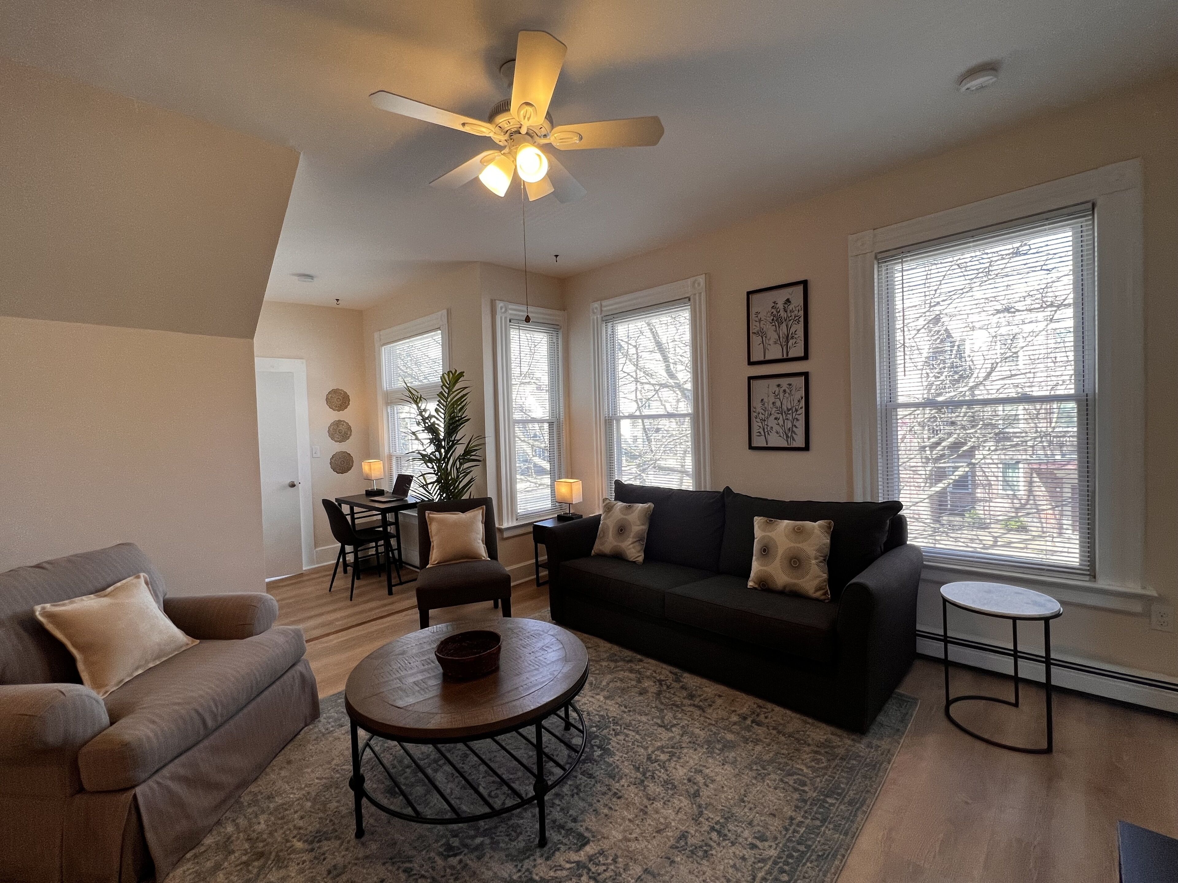 Beautiful Shiny Huge - King-Queen-2 Twins-2 Full Bath R