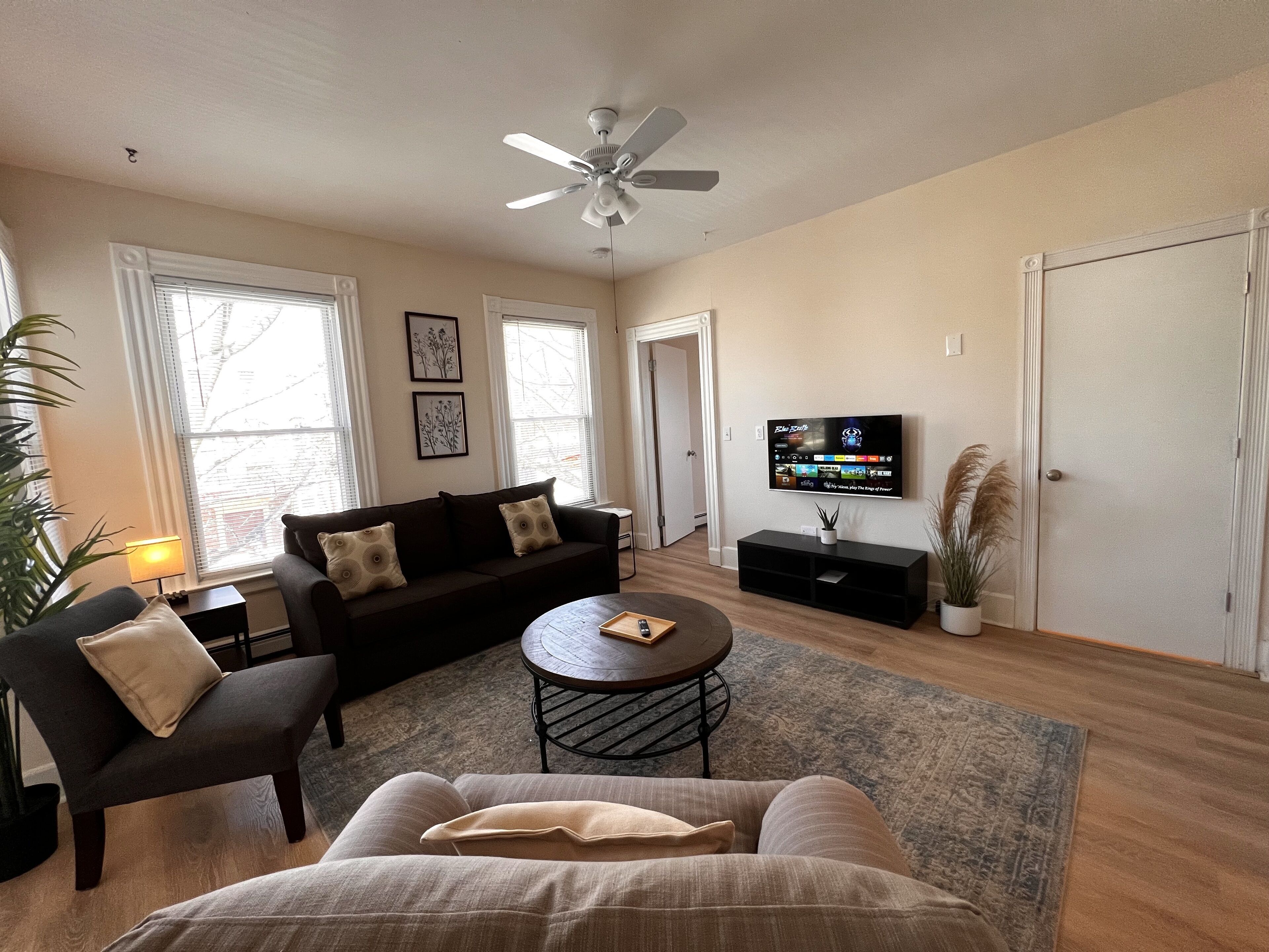 Beautiful Shiny Huge - King-Queen-2 Twins-2 Full Bath R