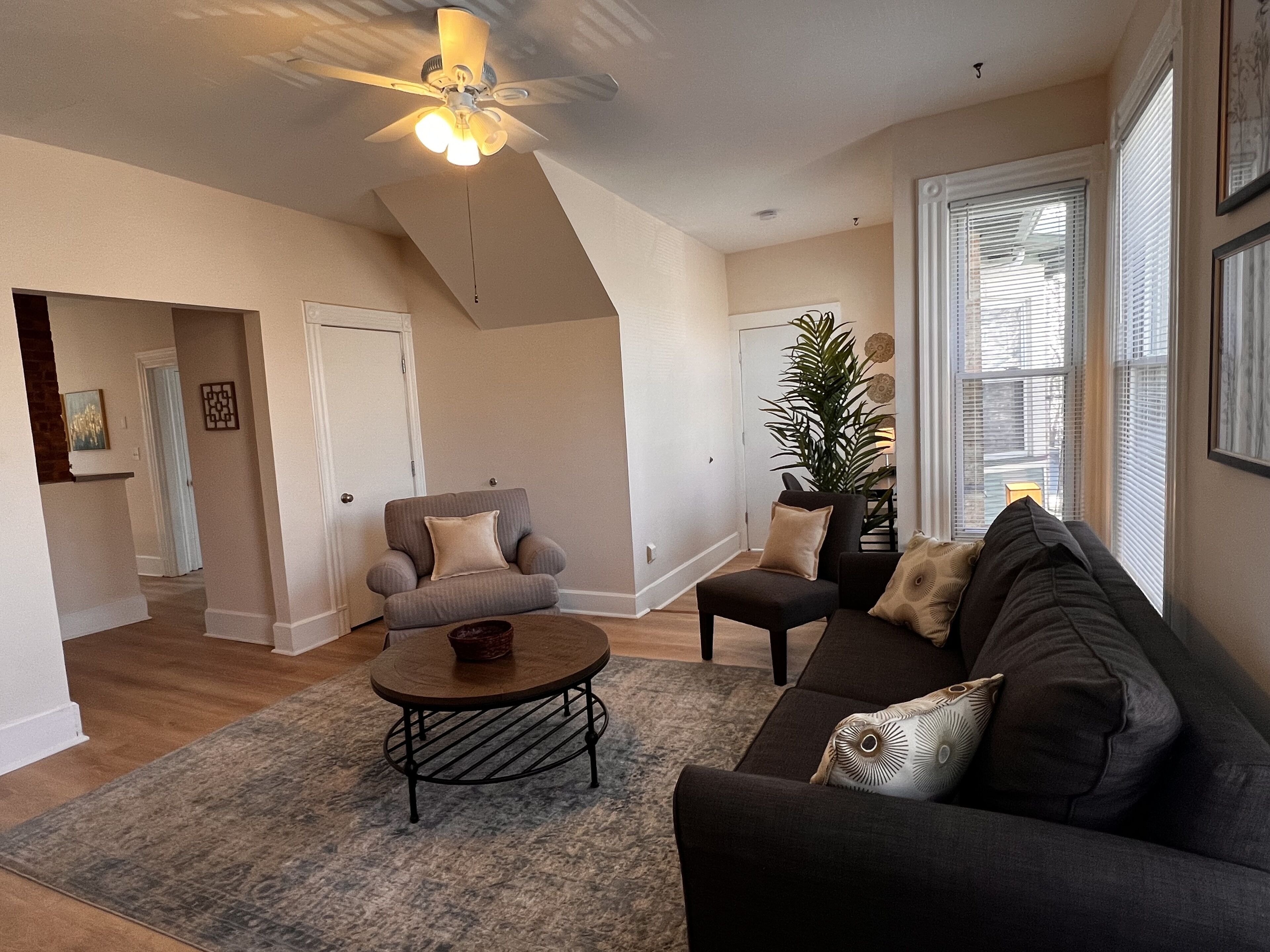 Beautiful Shiny Huge - King-Queen-2 Twins-2 Full Bath R