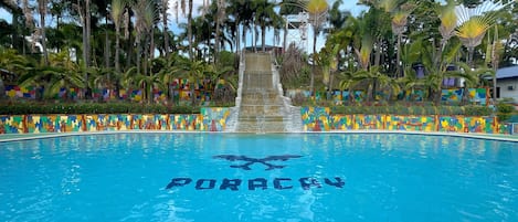 Una piscina al aire libre