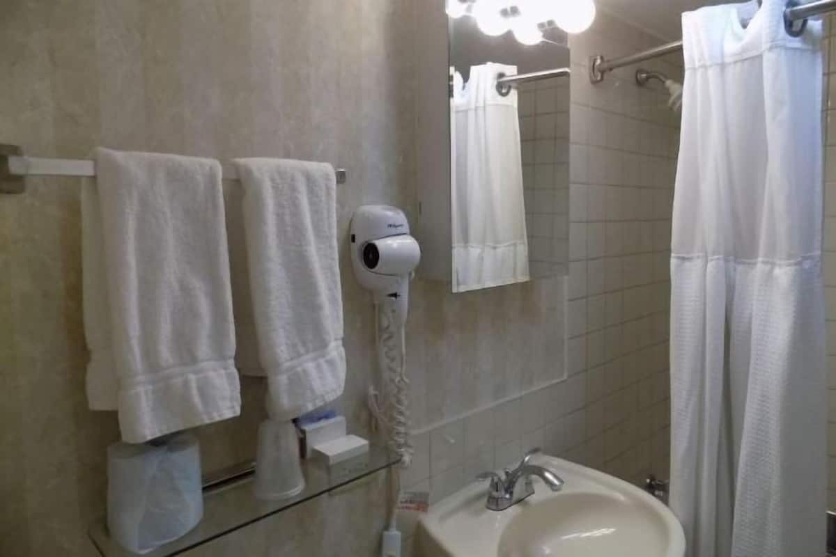 Kamar mandi | Shower, kloset, dan handuk