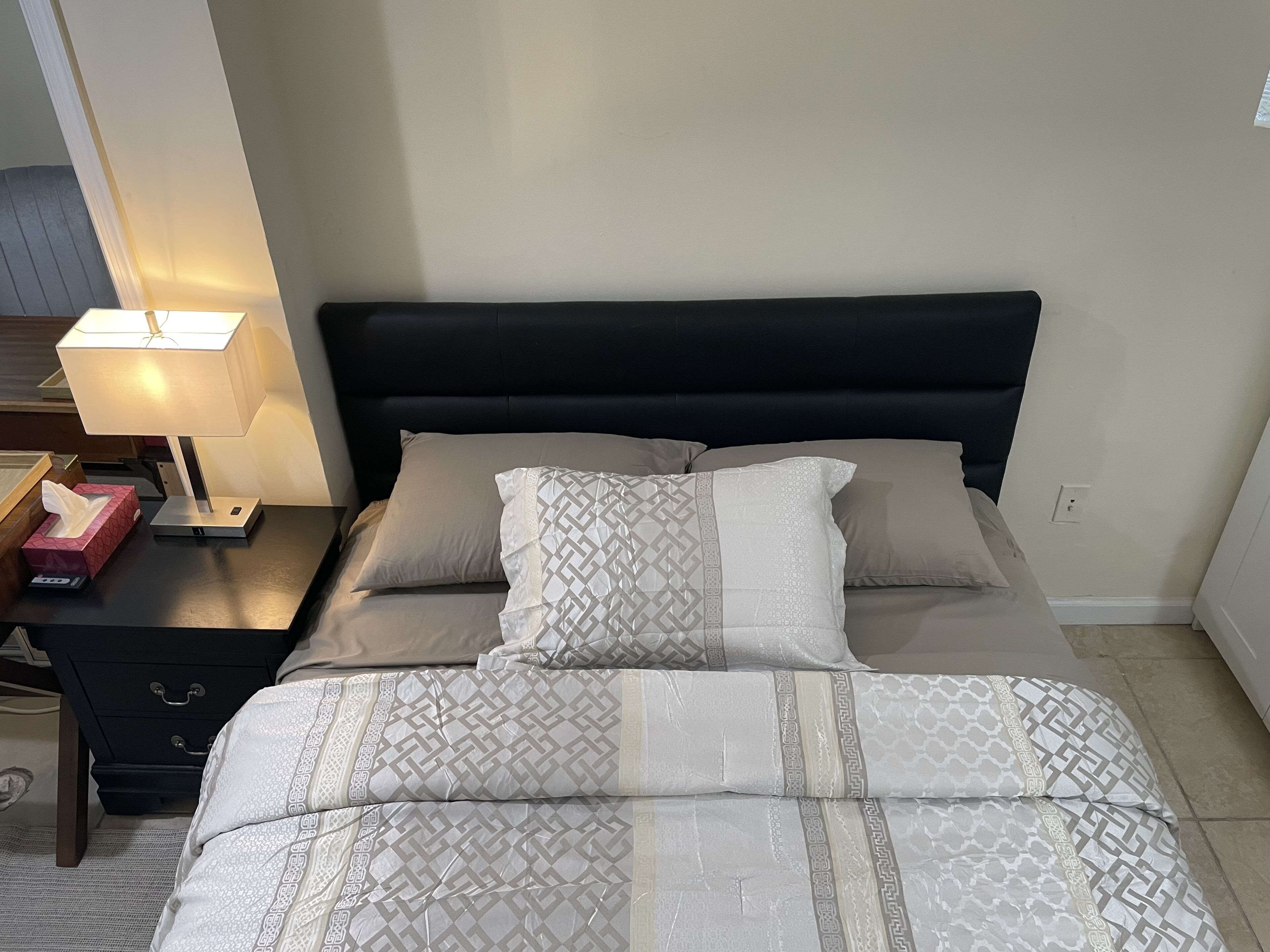 Spacious Room, central to NYC and Newark Airport