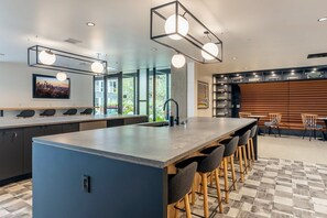 Interior - Amazing Central District 1BR w/ Gym & BBQ, nr downtown, by Blueground (Seattle)