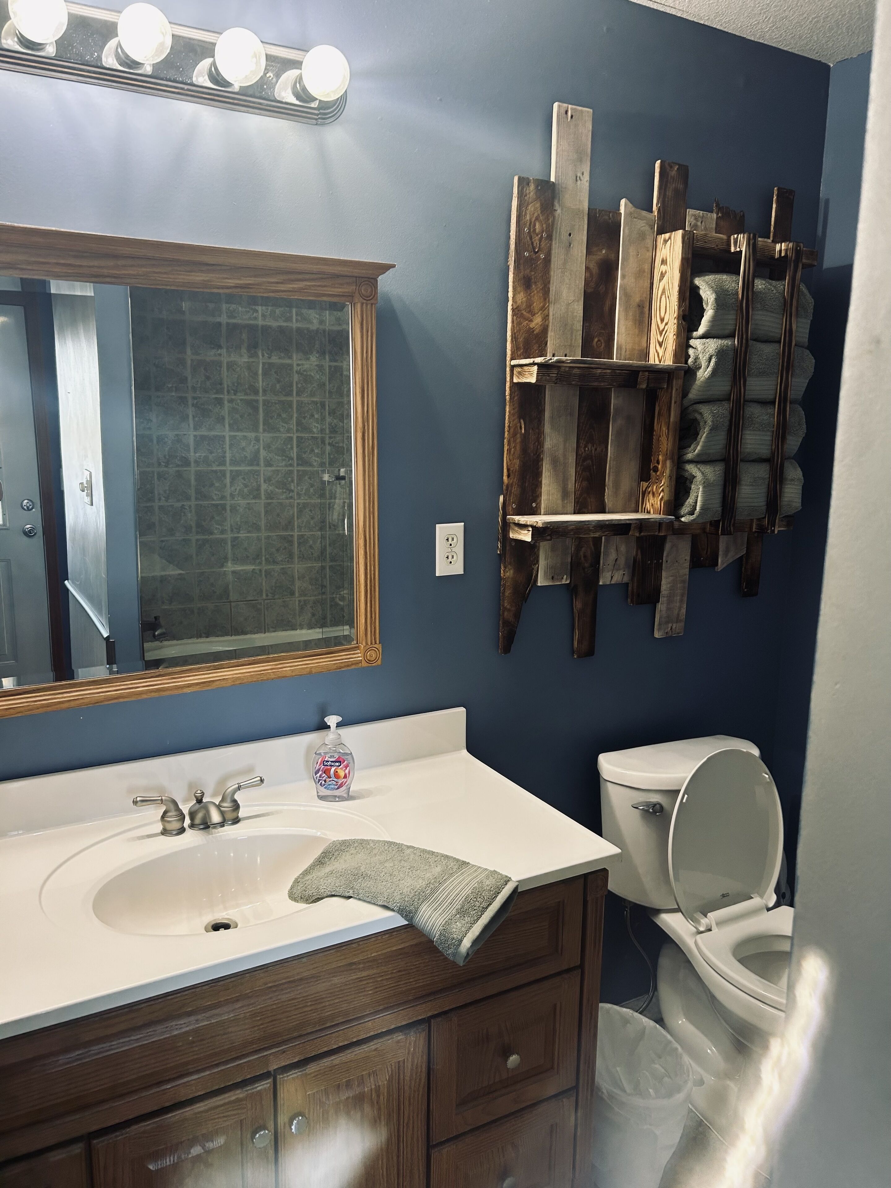 Lake & Oaks Hideaway- Hidden Cabin on Private Lake