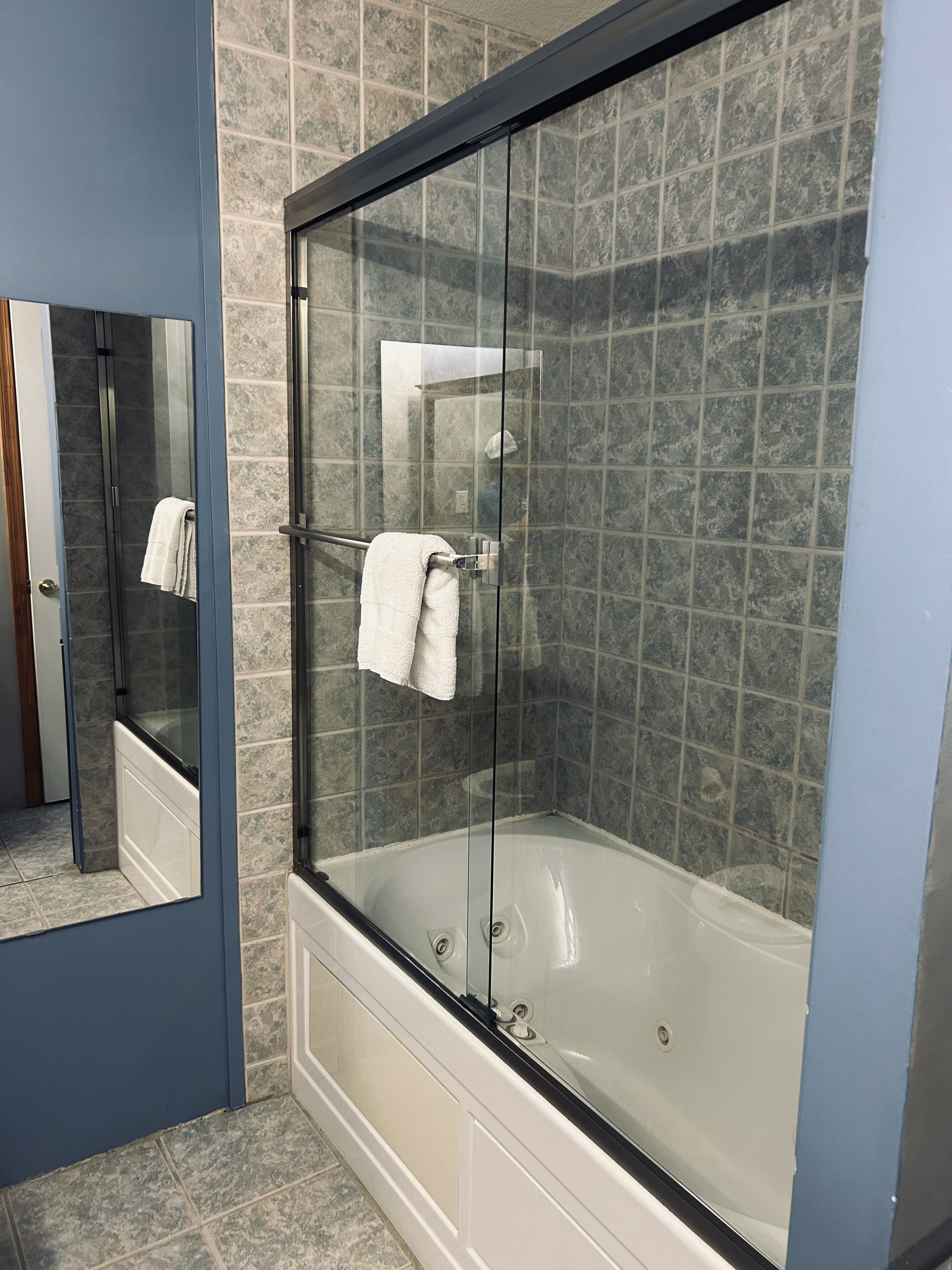 Lake & Oaks Hideaway- Hidden Cabin on Private Lake