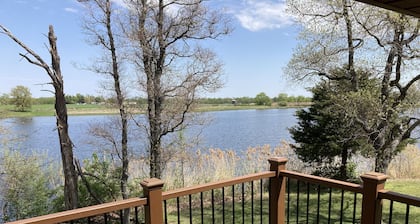 Lake & Oaks Hideaway- Hidden Cabin on Private Lake