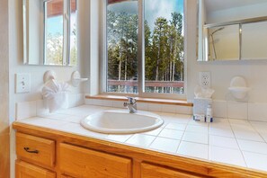 Sèche-cheveux, serviettes fournies