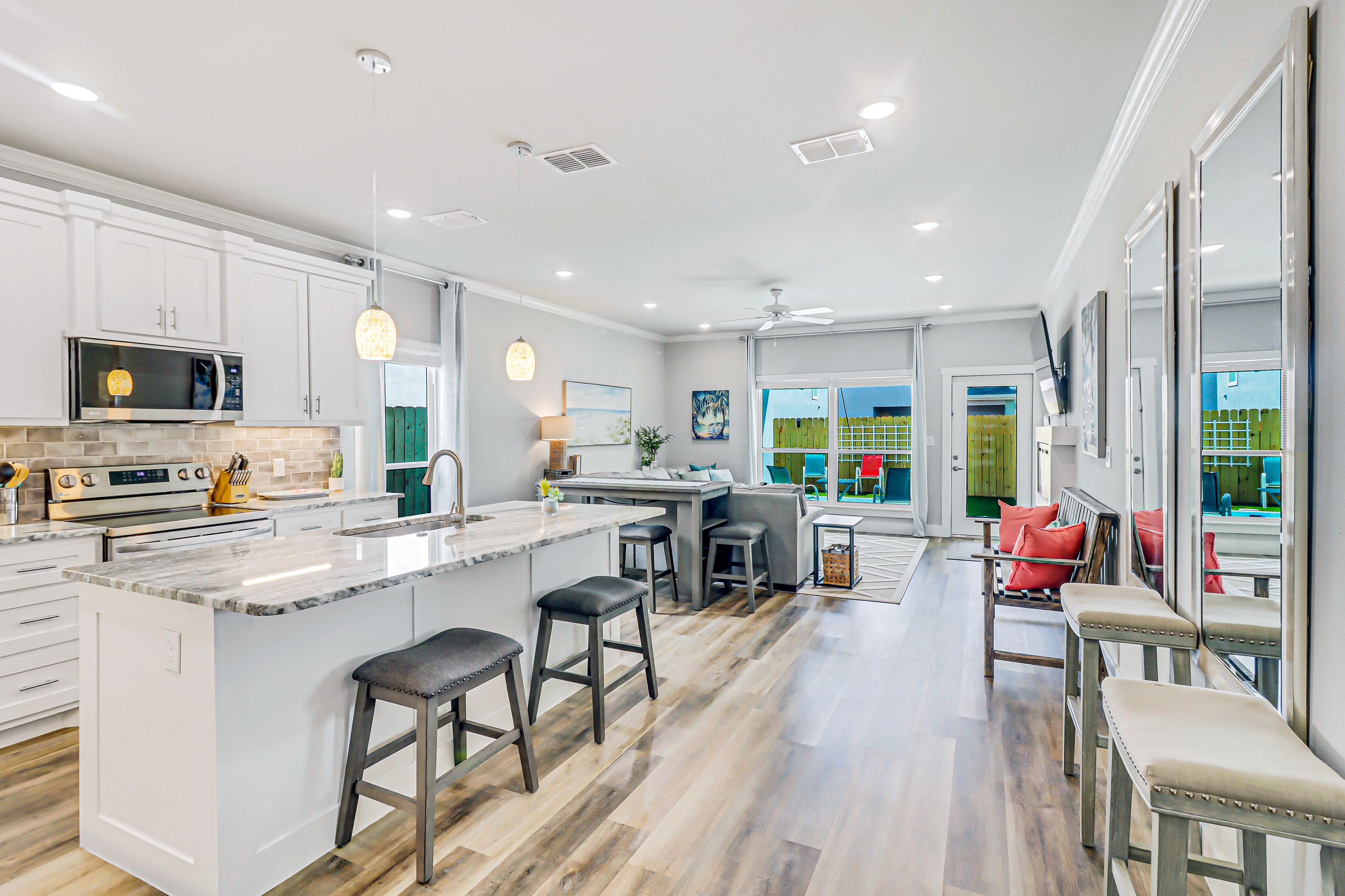 Colorful townhome with private pool, W/D, patio, kitchen, & beach gear