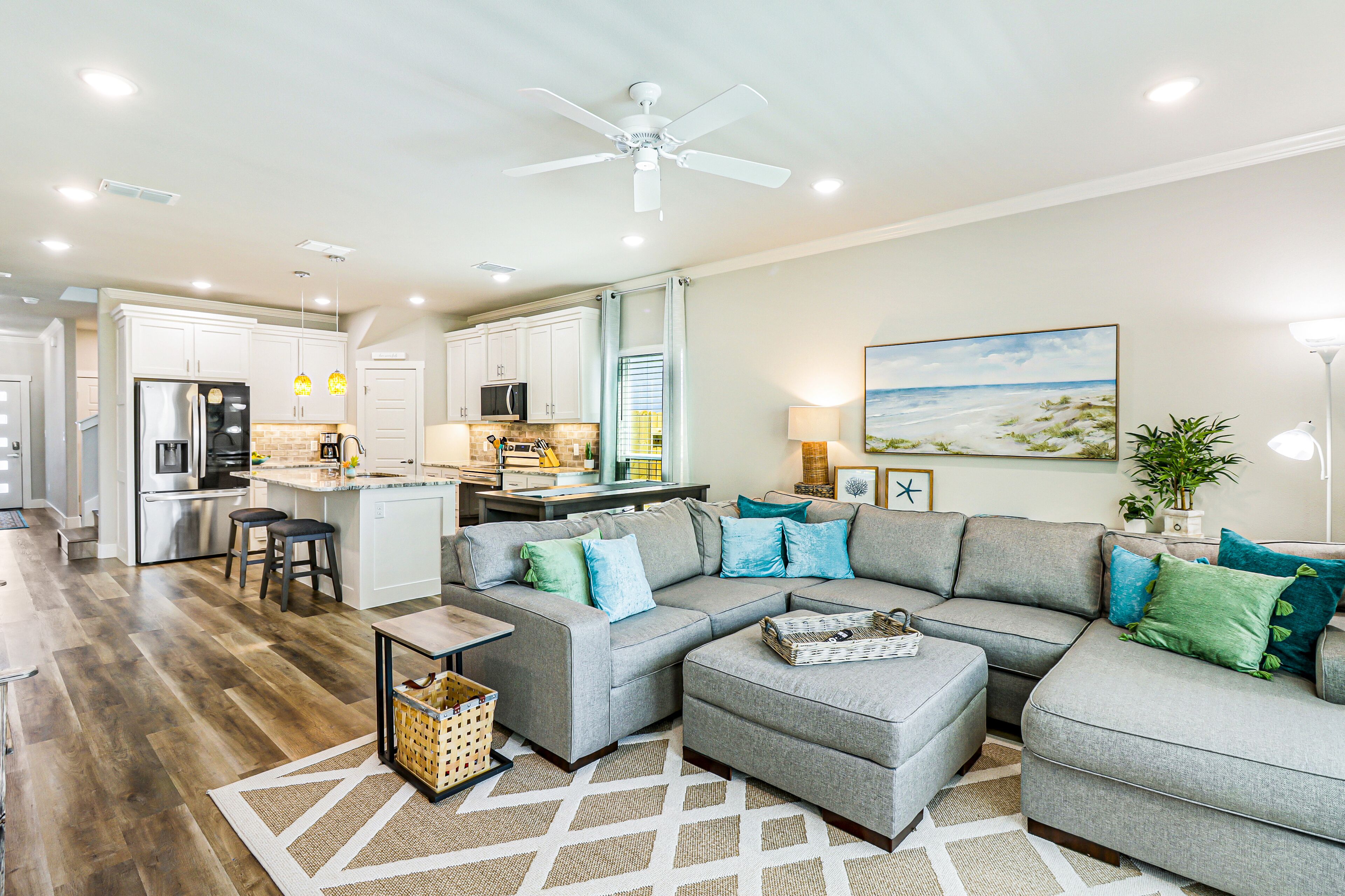 Colorful townhome with private pool, W/D, patio, kitchen, & beach gear