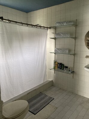 Toallas, jabón, papel de baño 