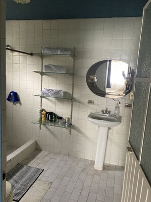 Handdukar, tvål och toalettpapper