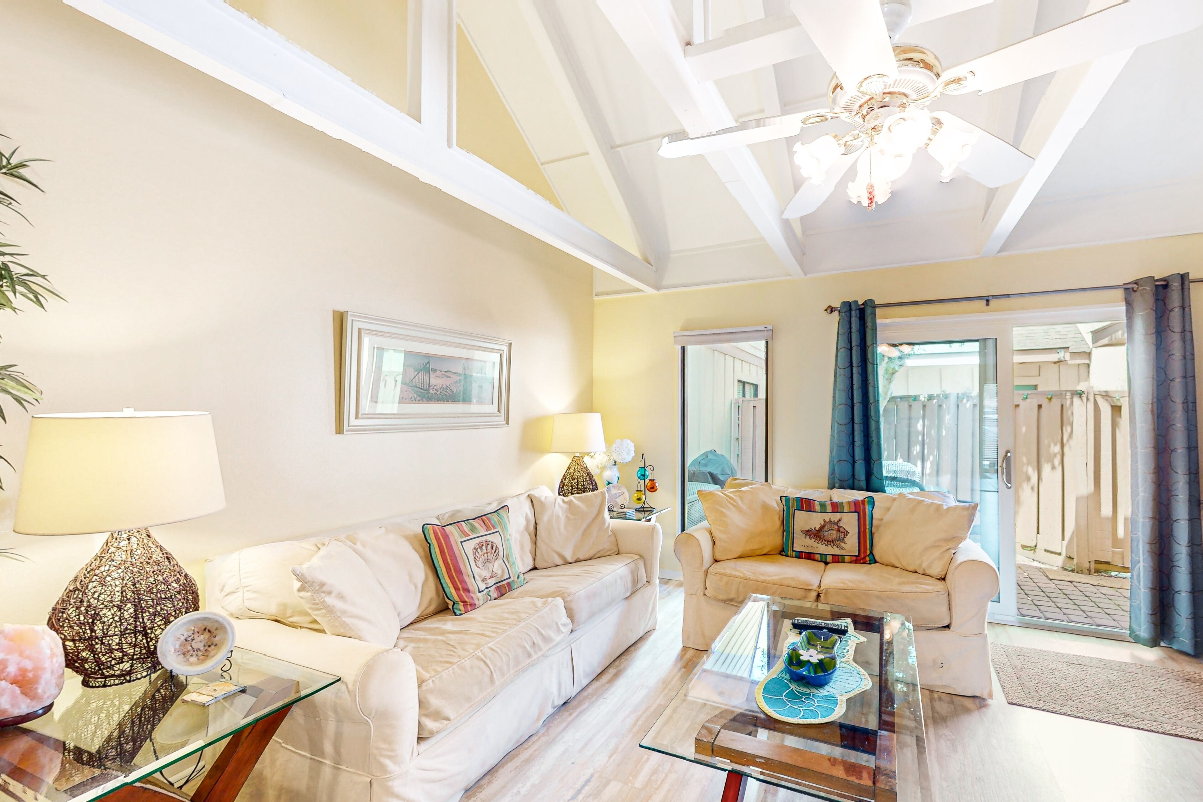 Lovely villa near the water with hot tub, pool, tennis court, patio, AC