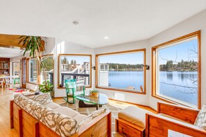 Televisión, chimenea, futbolito y tenis de mesa