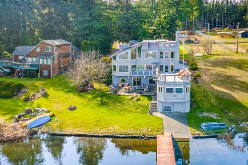 Dog-friendly, lakefront home with dock, deck and game room
