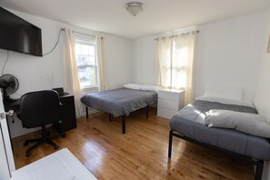 4 makuuhuonetta, työpöytä, ilmainen Wi-Fi, vuodevaatteet