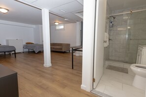 Dusche, umweltfreundliche Kosmetikartikel, Haartrockner, Handtücher