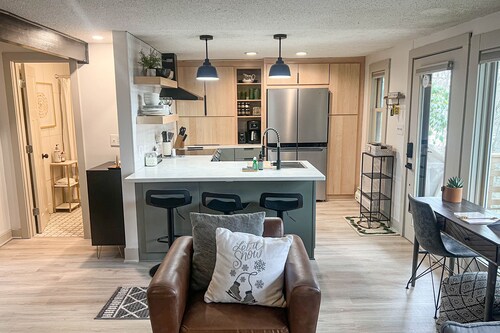 Modern condo near golf & ski with deck, wood fireplace, & mountain views