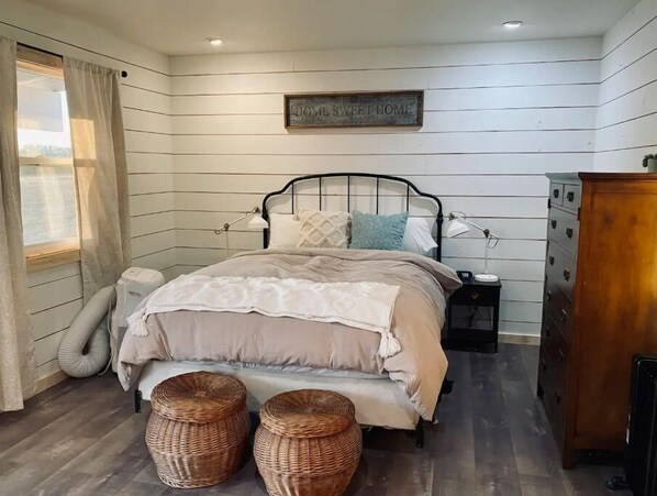 1 bedroom, in-room safe, iron/ironing board, free WiFi