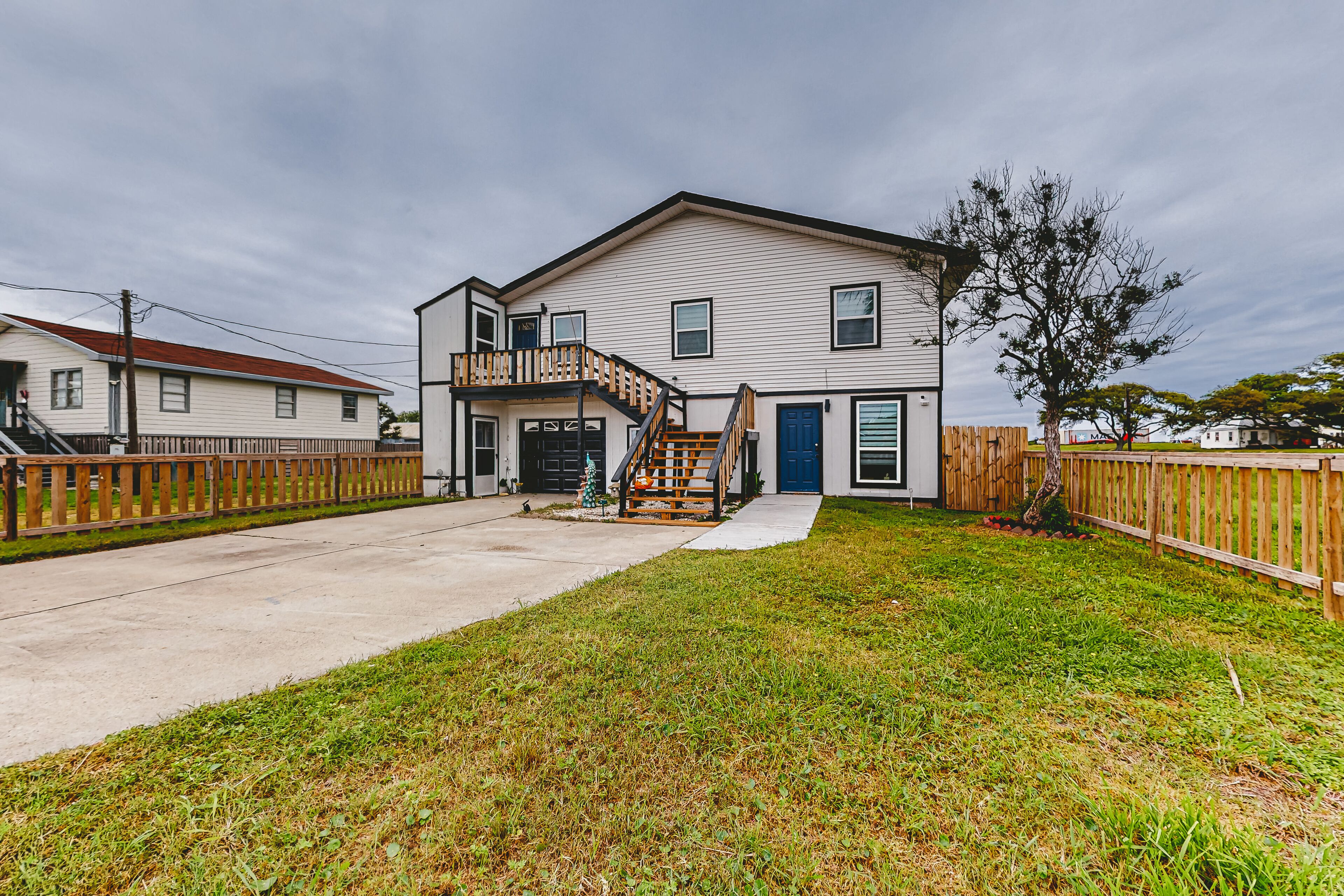 Modern upstairs duplex with pool, enclosed yard, & balcony - dog-friendly