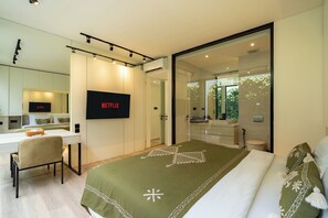 2 habitaciones, caja de seguridad en la habitación y escritorio 