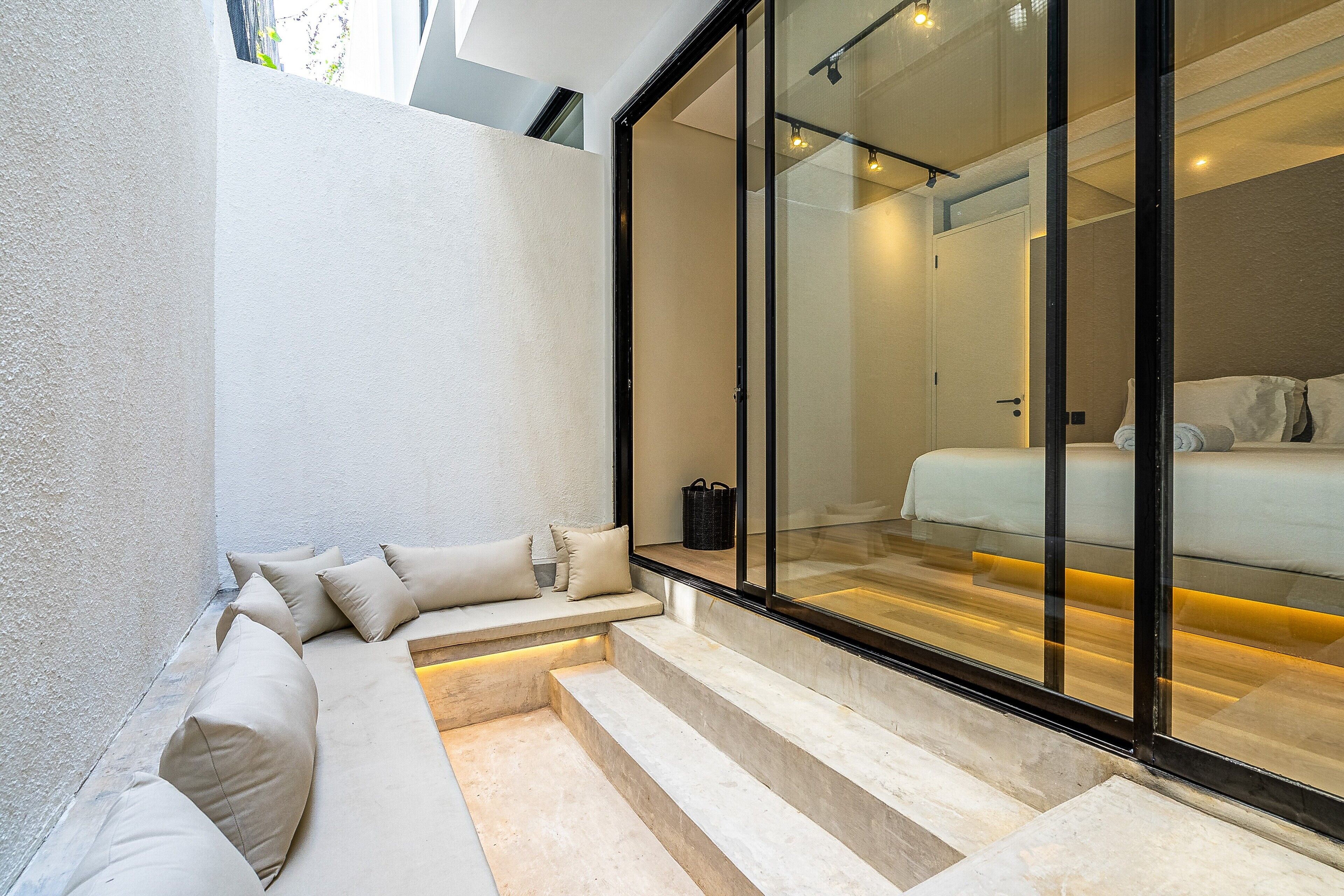 2 habitaciones, caja de seguridad en la habitación y escritorio 