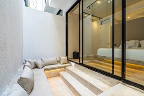 فيلا | 2 عدّة غرف نوم وخزنة داخل الغرفة ومكتب وستائر تعتيم