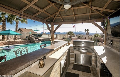 DESERT PARADISE - dreamy pool, lagoon waterfall, hot tub, & stunning lake views