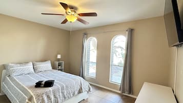 3 Schlafzimmer, Schreibtisch, Bügeleisen/Bügelbrett, kostenloses WLAN