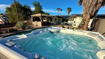 Bain à remous extérieur