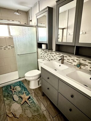 Hair dryer, towels, soap, toilet paper - DESERT PARADISE - dreamy pool, lagoon waterfall, hot tub, & stunning lake views (Lake Havasu City)