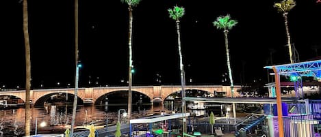 Una piscina al aire libre, una piscina climatizada