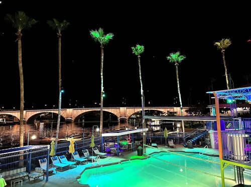 DESERT PARADISE - dreamy pool, lagoon waterfall, hot tub, & stunning lake views