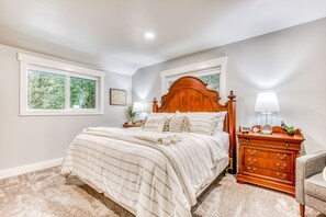 4 soverom, strykejern/-brett, internettilgang og sengetøy