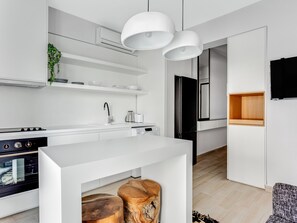 Fridge, oven, stovetop, cookware/dishes/utensils