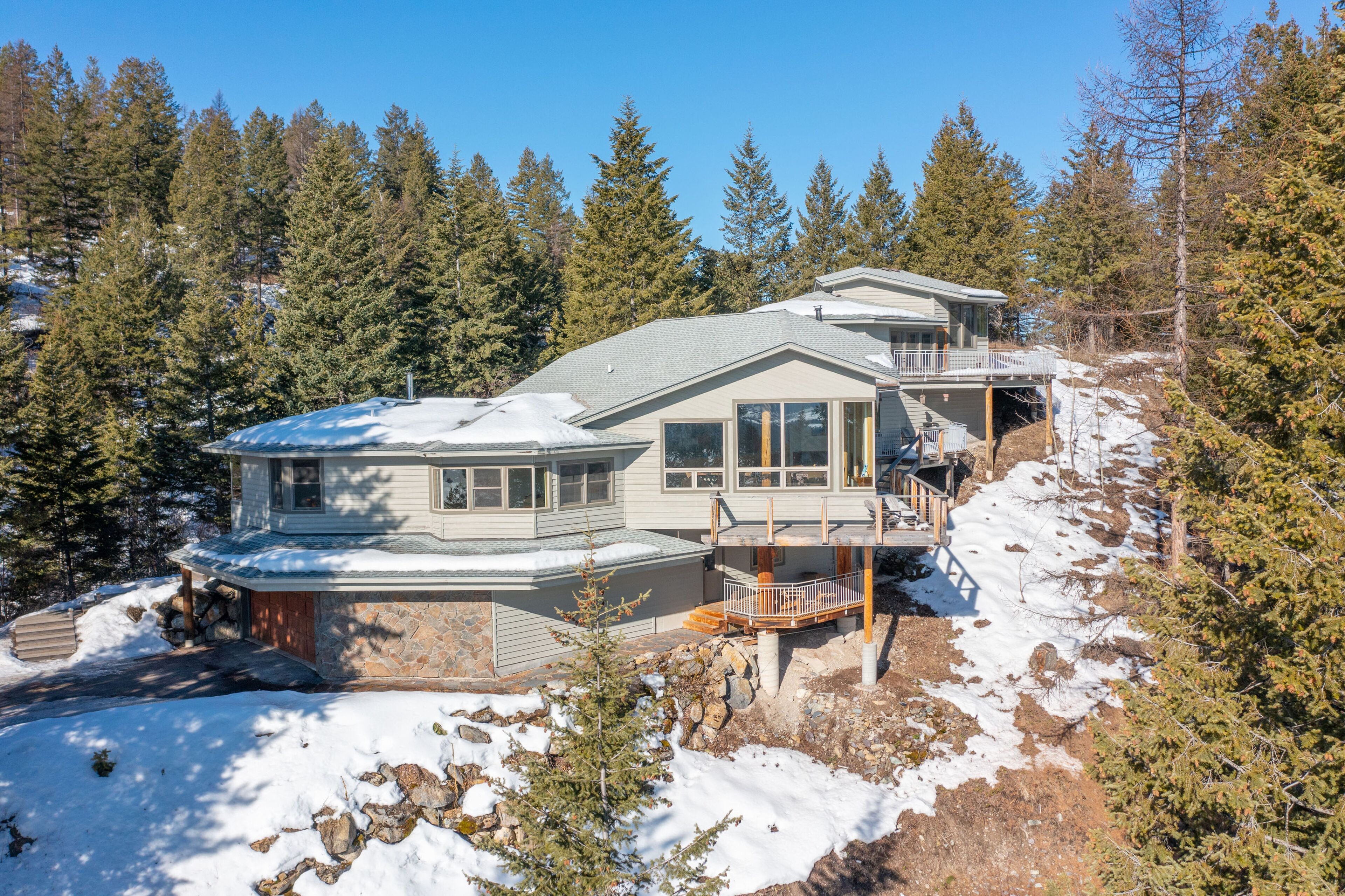 Exquisite lake view home with mountain view, balcony, full kitchen, & W/D