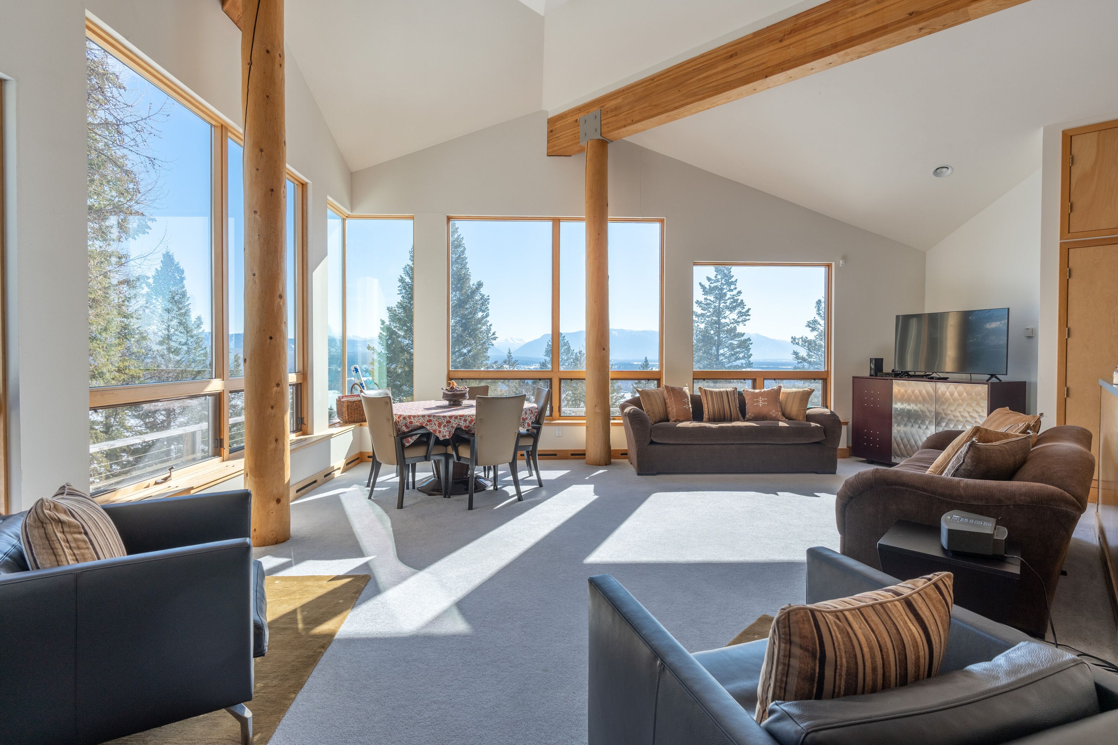 Exquisite lake view home with mountain view, balcony, full kitchen, & W/D