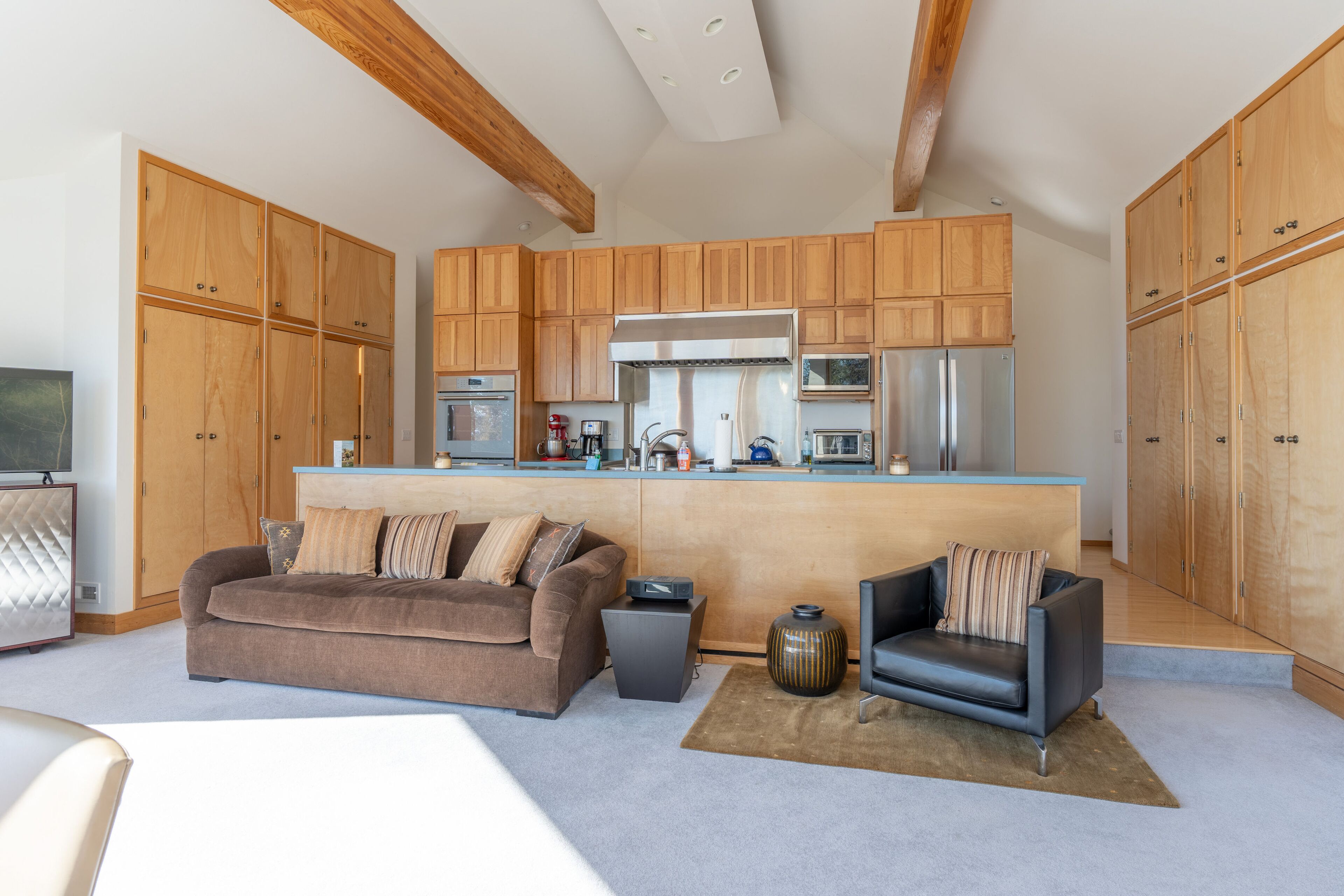 Exquisite lake view home with mountain view, balcony, full kitchen, & W/D