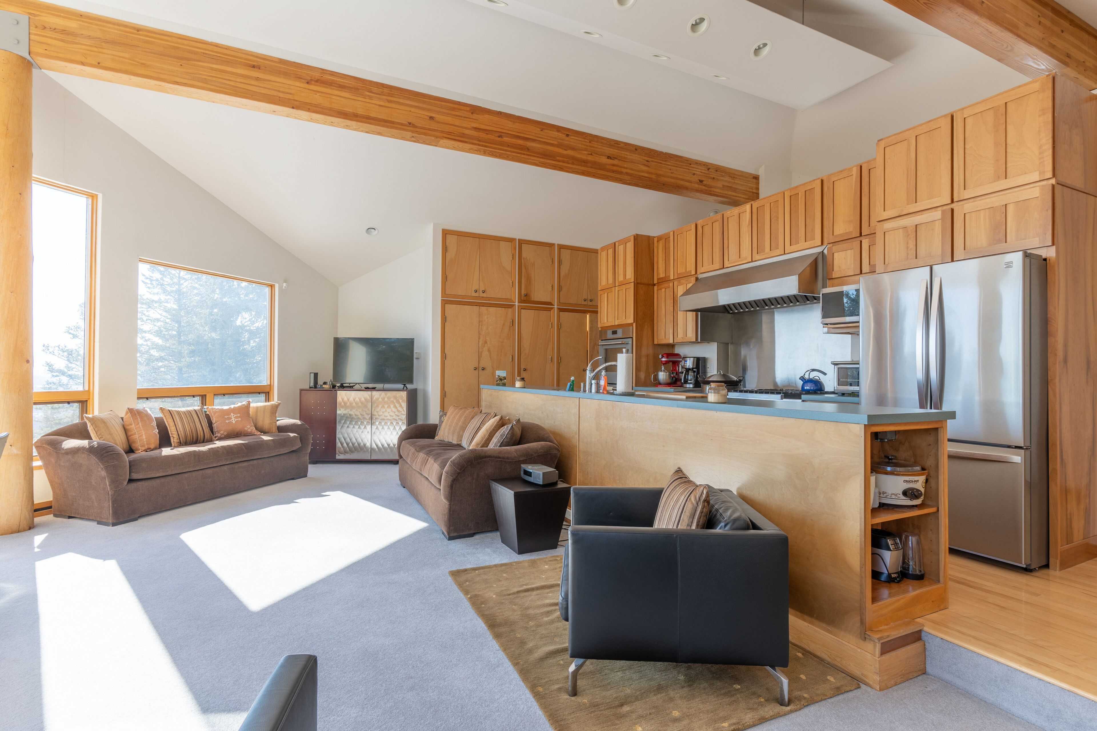 Exquisite lake view home with mountain view, balcony, full kitchen, & W/D