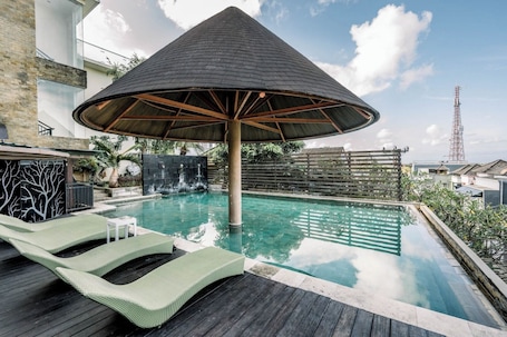 Una piscina al aire libre