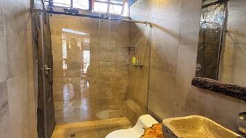 Een douche, een bubbelbad, milieuvriendelijk toiletgerief