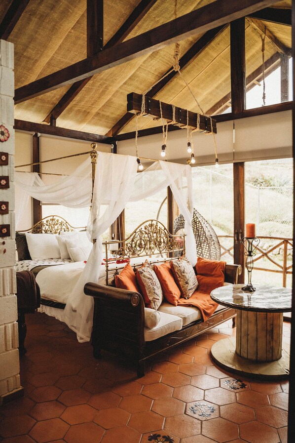 2 bedrooms, desk, WiFi, bed sheets